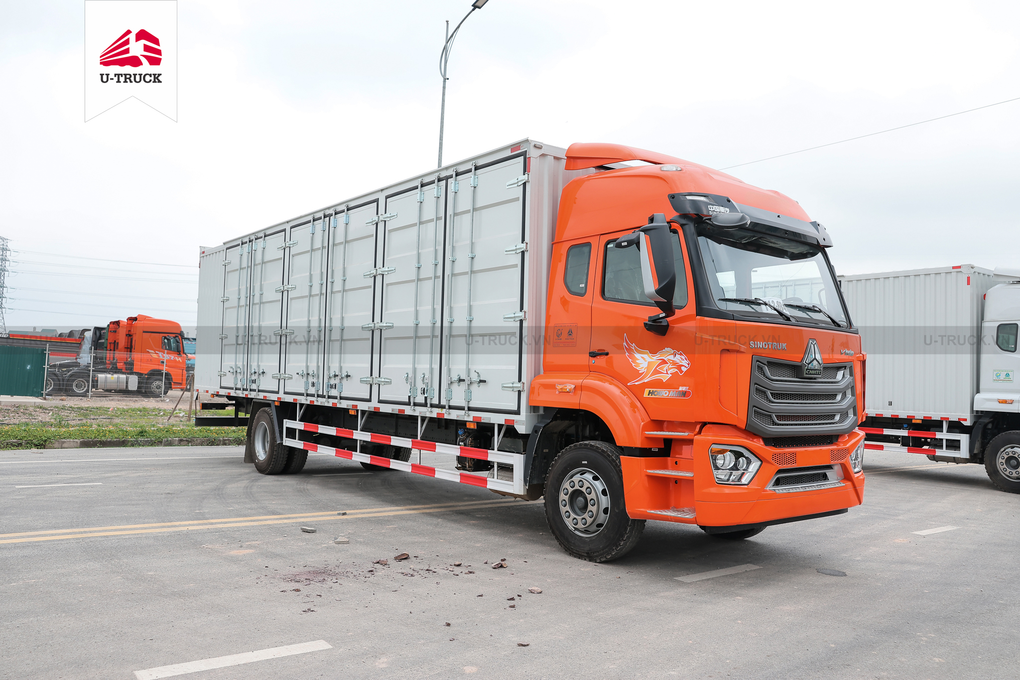 Xe tải HOWO NX 220 4X2 Thùng kín 3CH Nhập khẩu 9M9