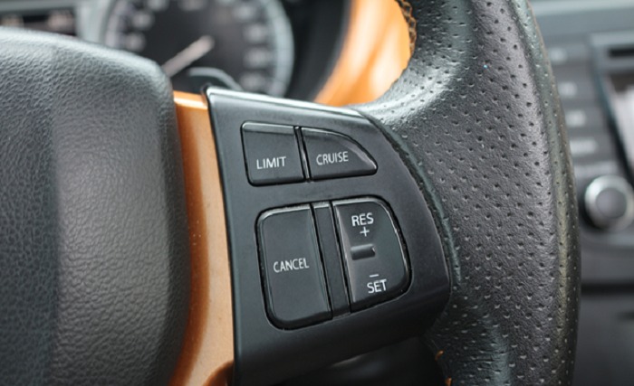 Đọc hướng dẫn sử dụng của xe để tìm và bật tính năng cruise control