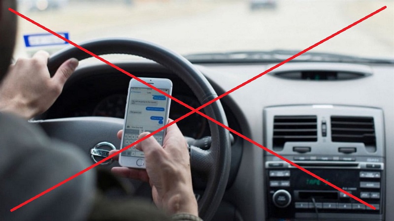 Dùng điện thoại khi lái xe là vi phạm giao thông