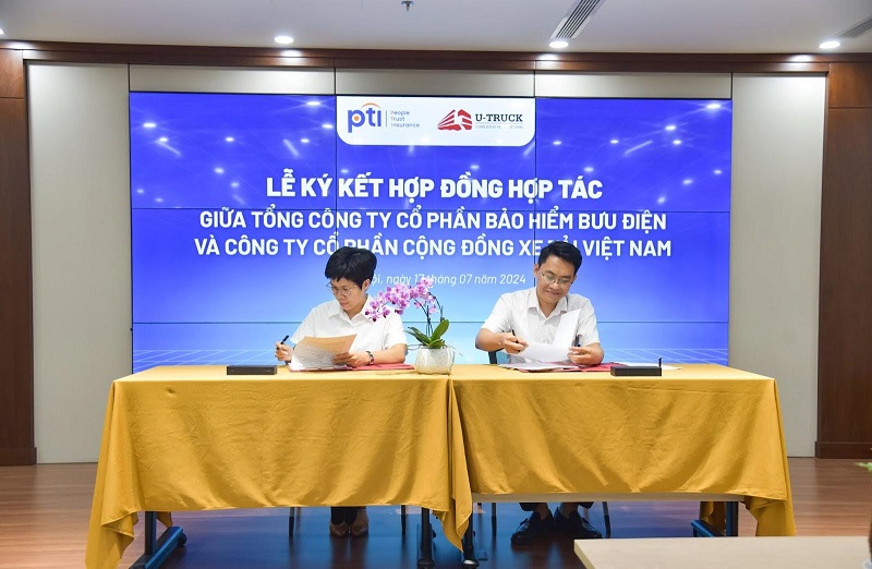 (Lãnh đạo PTI & U-TRUCK trong buổi lễ ký kết)