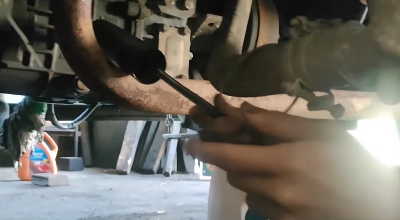 Châm dầu nhớt mới vào hộp số