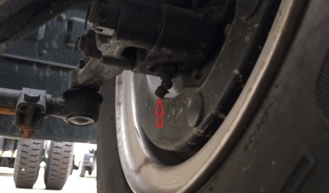 Bơm mỡ cho xe tải có tác dụng gì? Vị trí và cách bơm mỡ