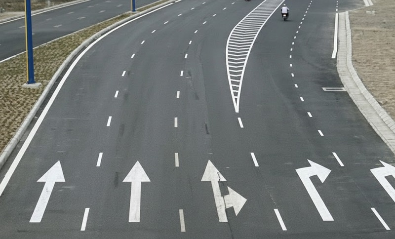 Vạch kẻ phân làn đường