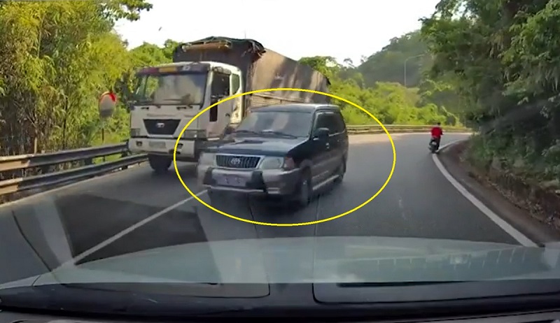 Vượt xe thiếu an toàn