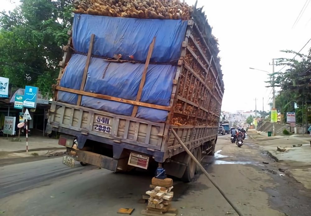 Xe tải bị nghiêng 1 bên do gãy nhíp