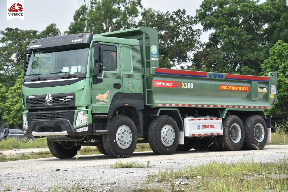 Xe ben chở vật liệu xây dựng