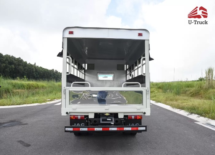 Xe tải thùng trường lái dạy lái xe cho phép chở người trên thùng xe
