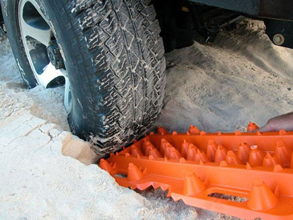 Áp dụng kích bánh xe với trường hợp xe bị lún cát