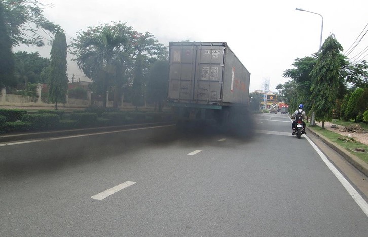 Tình trạng xe tải bị ra khói đen