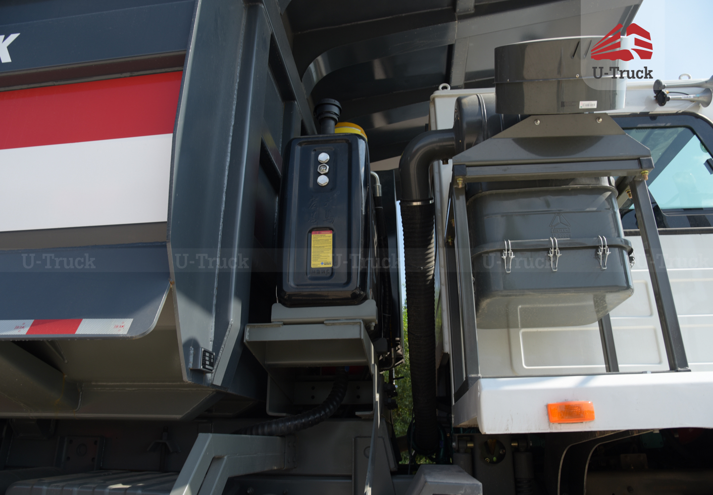 HW7D 371 70 Tons Mining Truck – U-Shape Dump Box