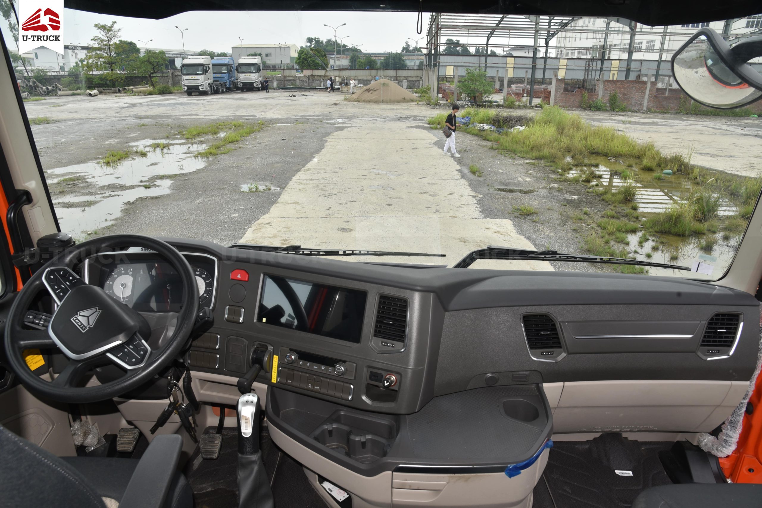 Howo MAX 350 8×4 Cargo Truck – Tarpaulin Frame 9.7M