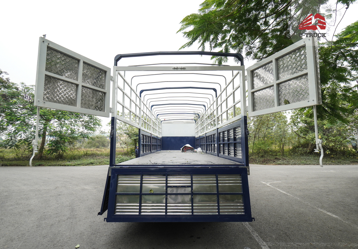 Howo MAX 400 10×4 Cargo Truck-Tarpaulin Frame 9.7M