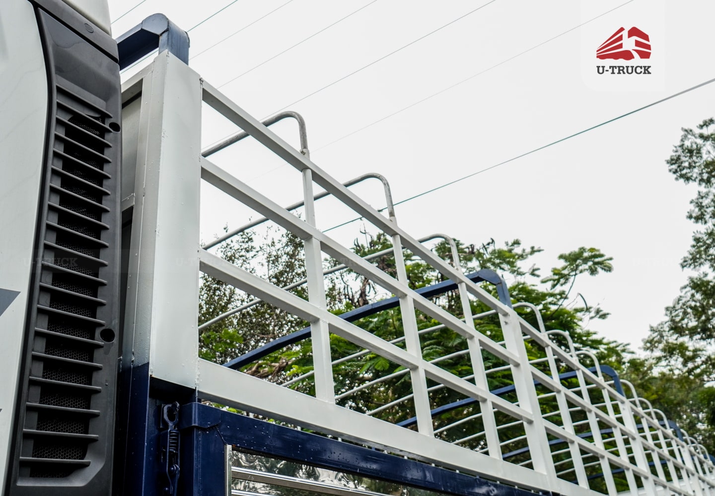 Howo MAX 400 10×4 Cargo Truck-Tarpaulin Frame 9.7M
