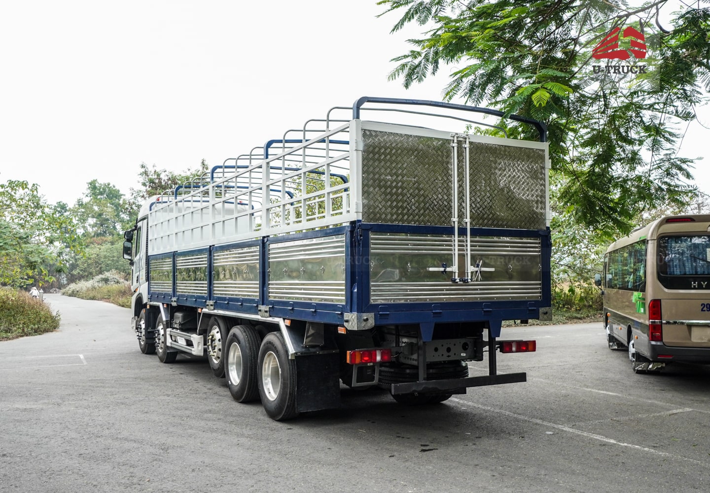 Howo MAX 400 10×4 Cargo Truck-Tarpaulin Frame 9.7M