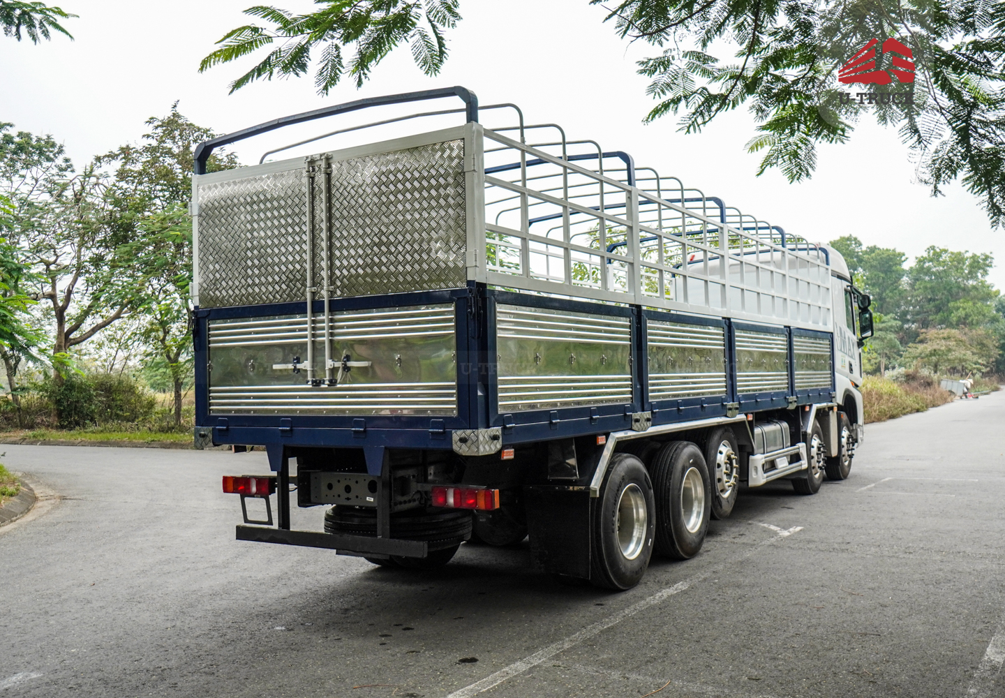 Howo MAX 400 10×4 Cargo Truck-Tarpaulin Frame 9.7M