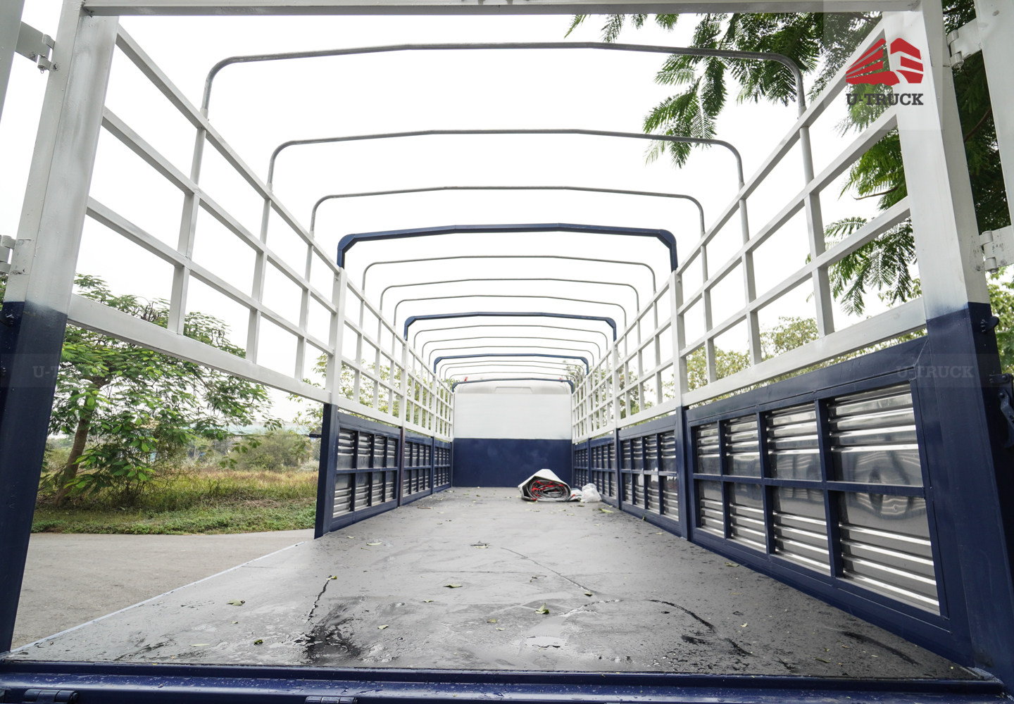 Howo MAX 400 10×4 Cargo Truck-Tarpaulin Frame 9.7M