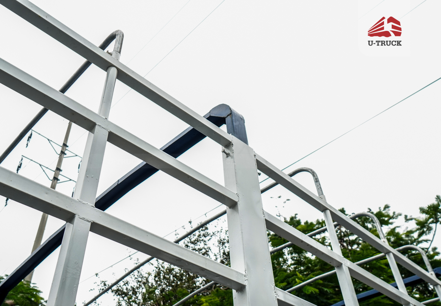 Howo MAX 400 10×4 Cargo Truck-Tarpaulin Frame 9.7M