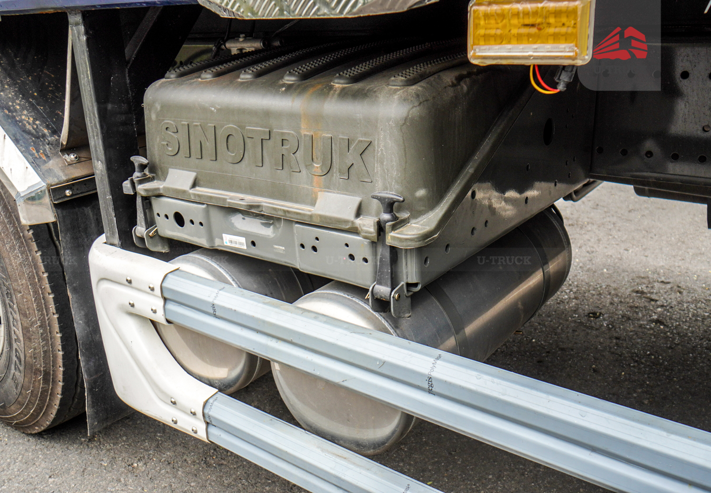 Howo MAX 400 8×4 Cargo Truck-Tarpaulin Frame 9.7M