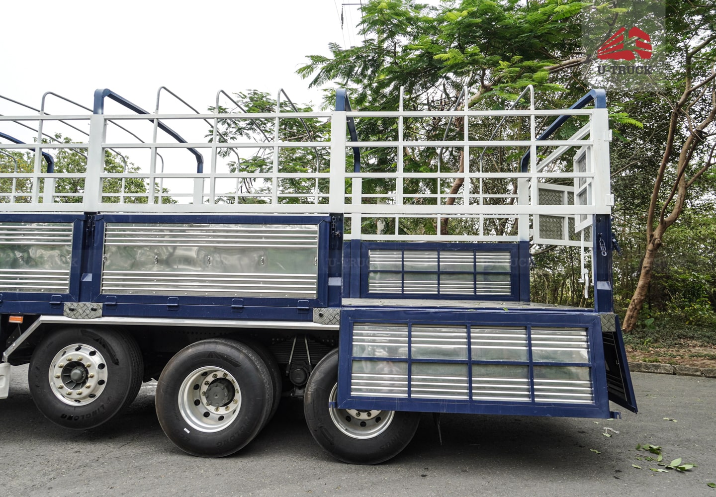 Howo MAX 400 8×4 Cargo Truck-Tarpaulin Frame 9.7M