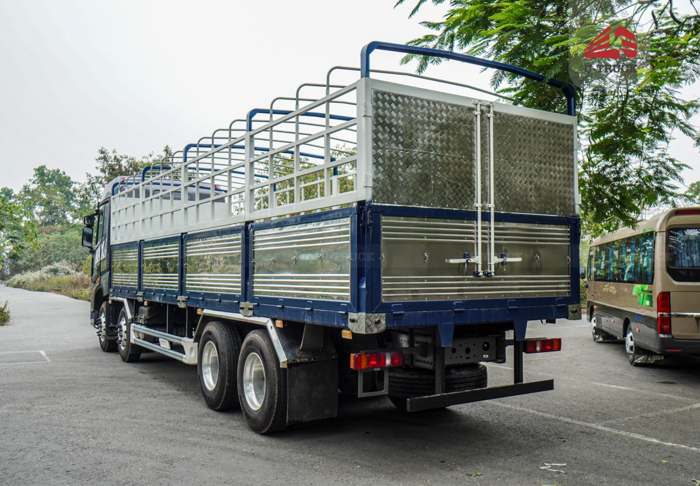 Howo MAX 400 8×4 Cargo Truck-Tarpaulin Frame 9.7M