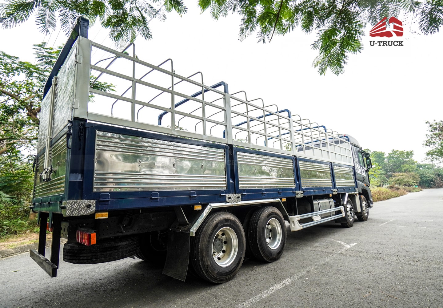 Howo MAX 400 8×4 Cargo Truck-Tarpaulin Frame 9.7M