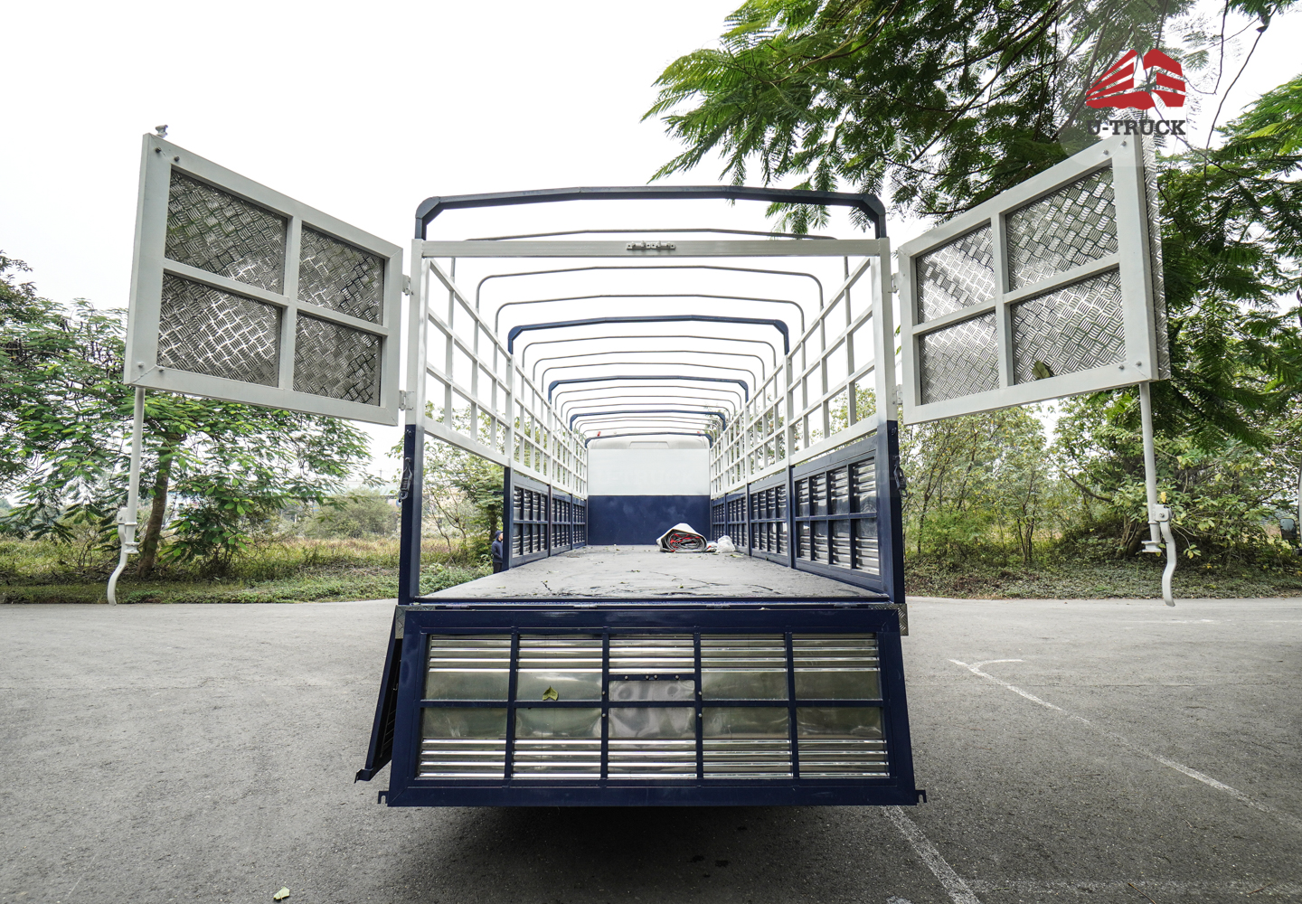 Howo MAX 400 8×4 Cargo Truck-Tarpaulin Frame 9.7M