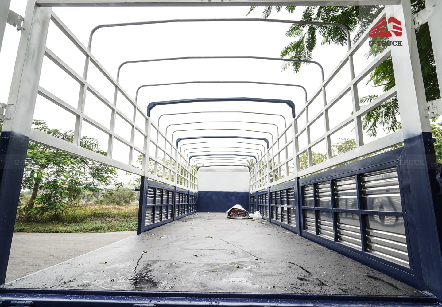 Howo MAX 400 8×4 Cargo Truck-Tarpaulin Frame 9.7M