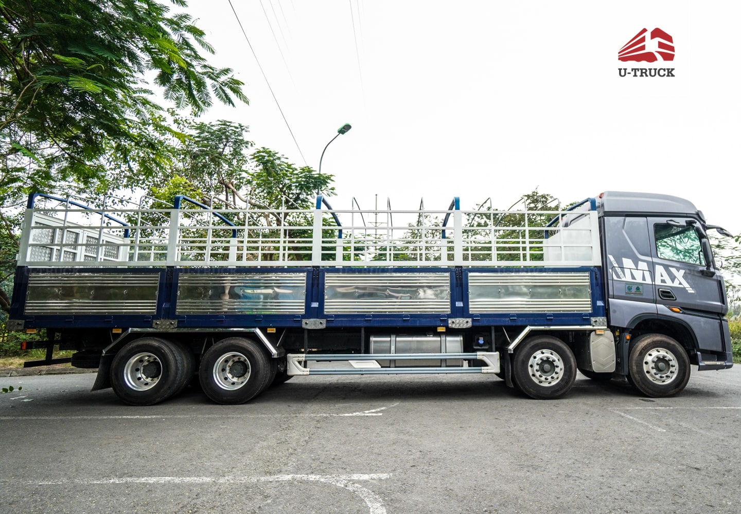 Howo MAX 400 8×4 Cargo Truck-Tarpaulin Frame 9.7M