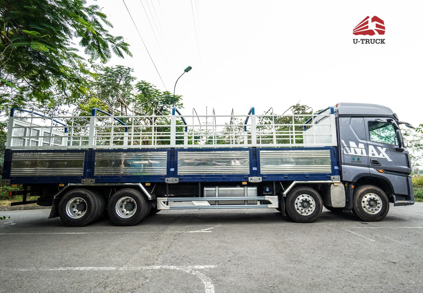 Howo MAX 400 8×4 Cargo Truck-Tarpaulin Frame 9.7M