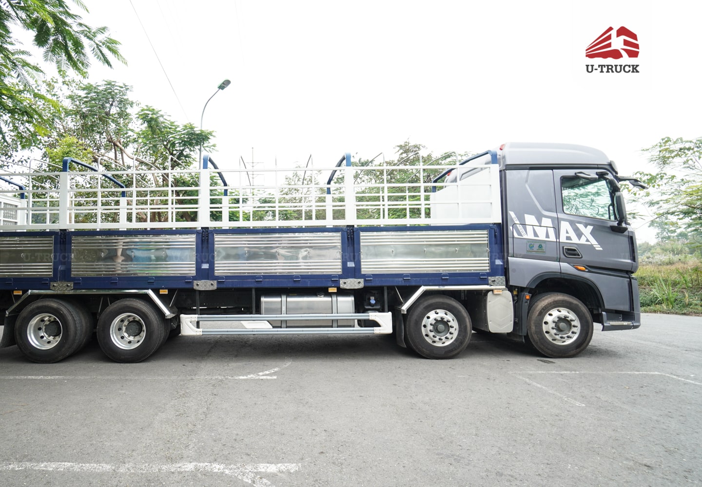Howo MAX 400 8×4 Cargo Truck-Tarpaulin Frame 9.7M
