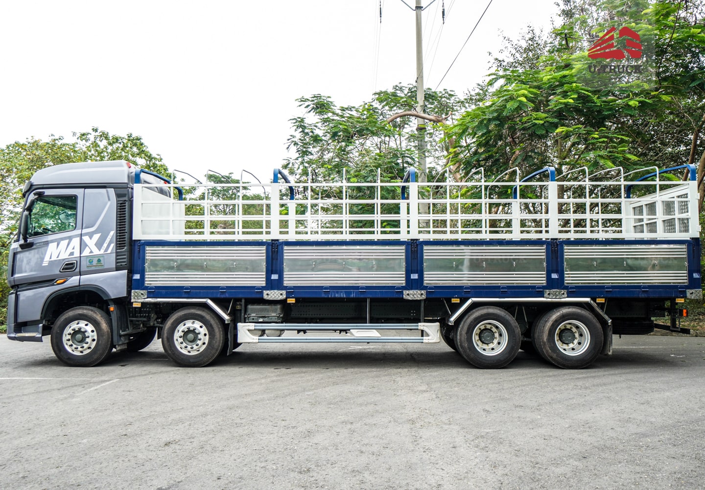 Howo MAX 400 8×4 Cargo Truck-Tarpaulin Frame 9.7M