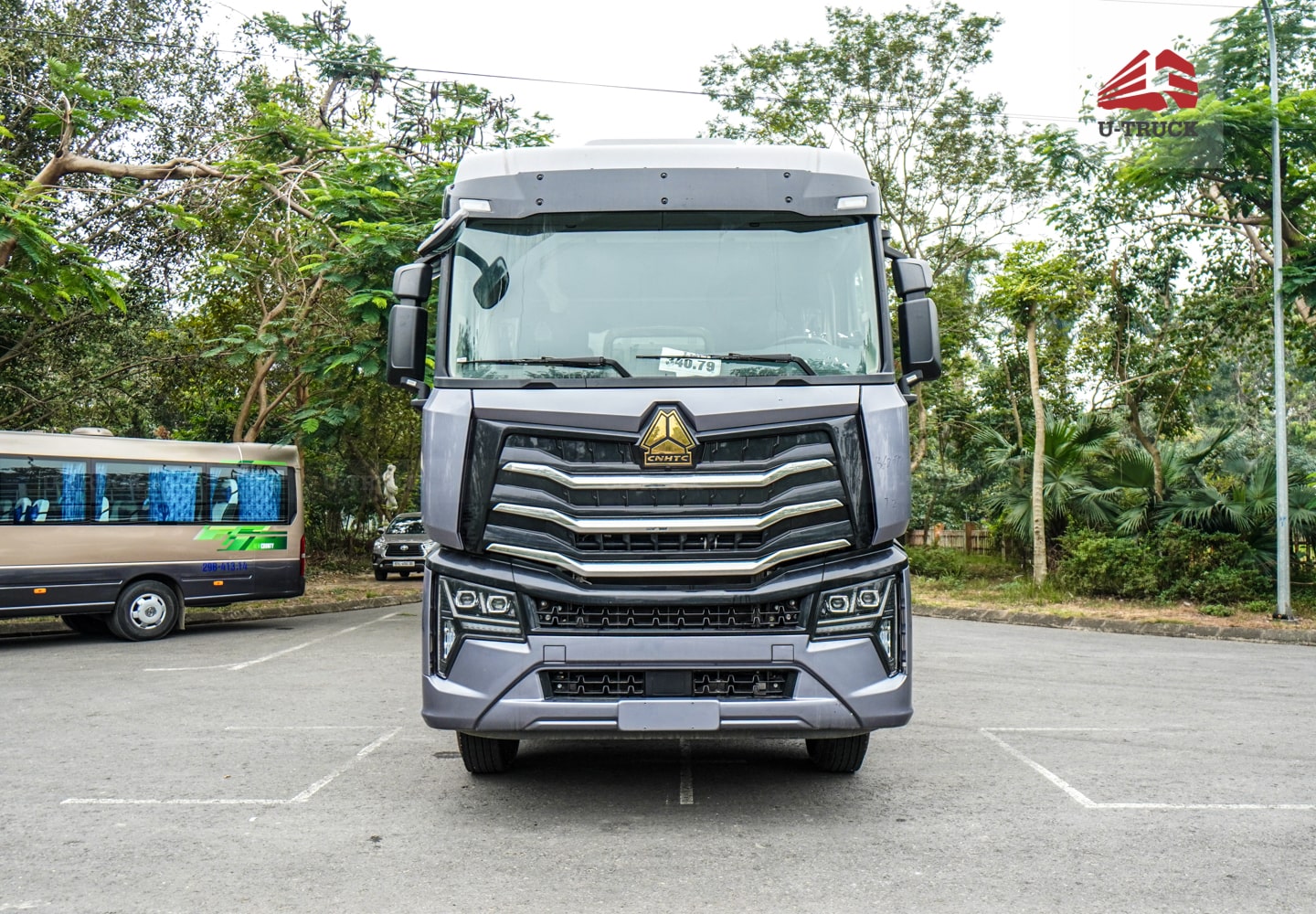 Howo MAX 400 8×4 Cargo Truck-Tarpaulin Frame 9.7M