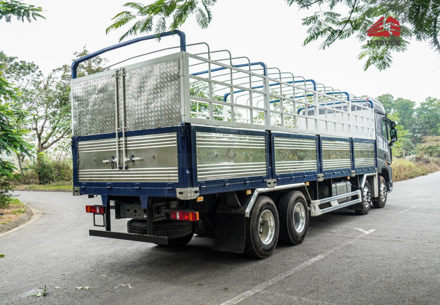 Howo MAX 400 8×4 Cargo Truck-Tarpaulin Frame 9.7M