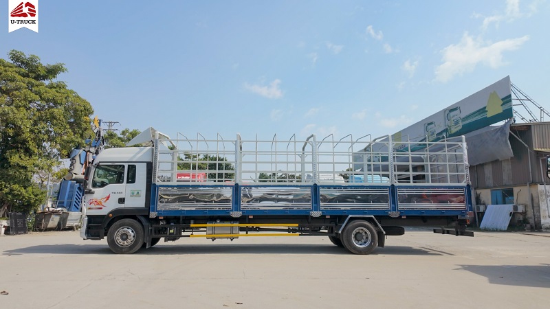HOWO TX 240 4×2 Cargo Truck with 9.9m Tarpaulin Body