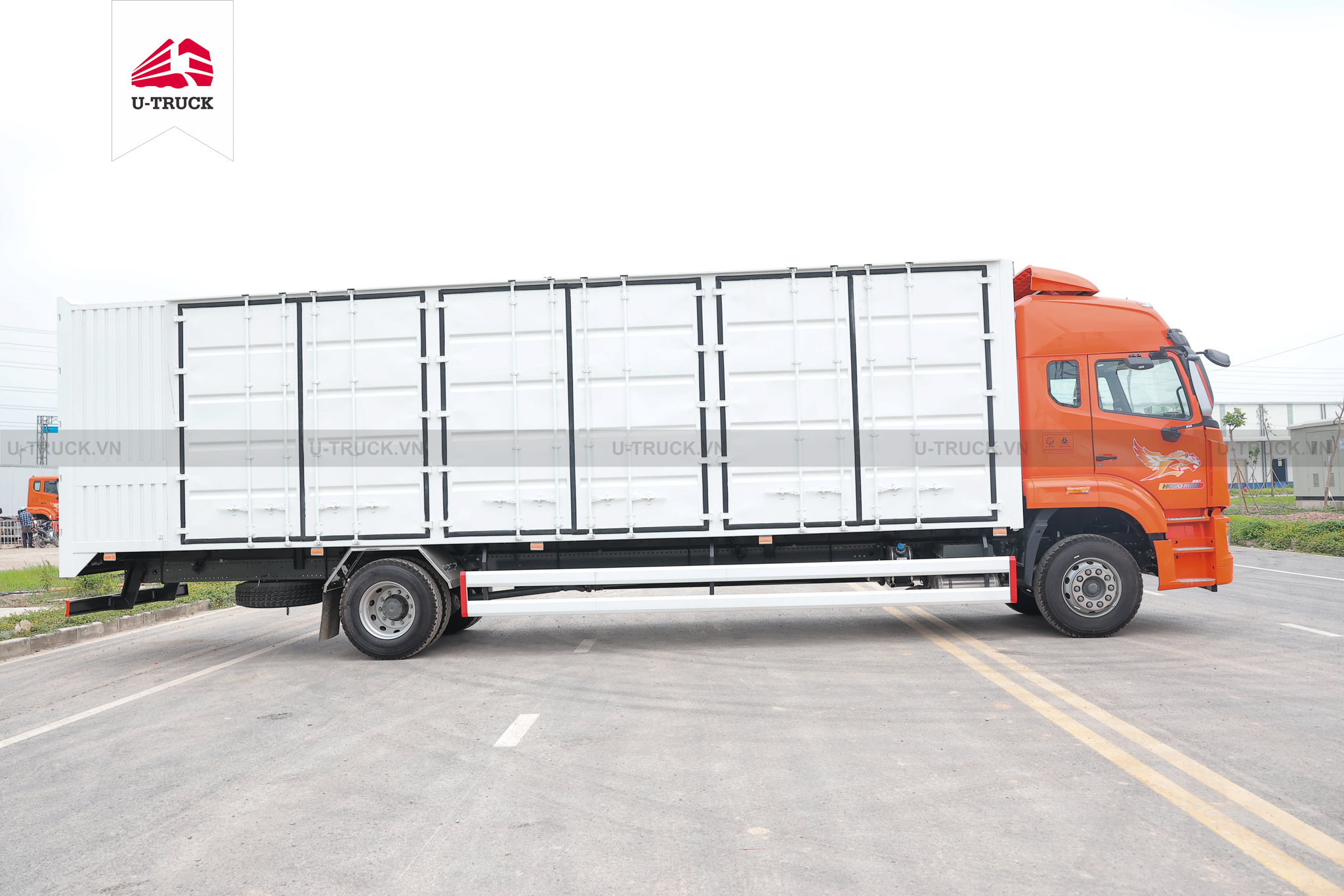 Howo NX 220 4×2 Cargo Truck – Container with 3 Side Doors 9M9