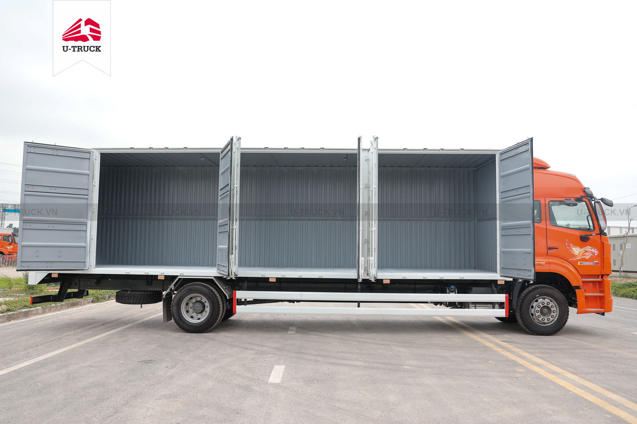 Howo NX 220 4×2 Cargo Truck – Container with 3 Side Doors 9M9