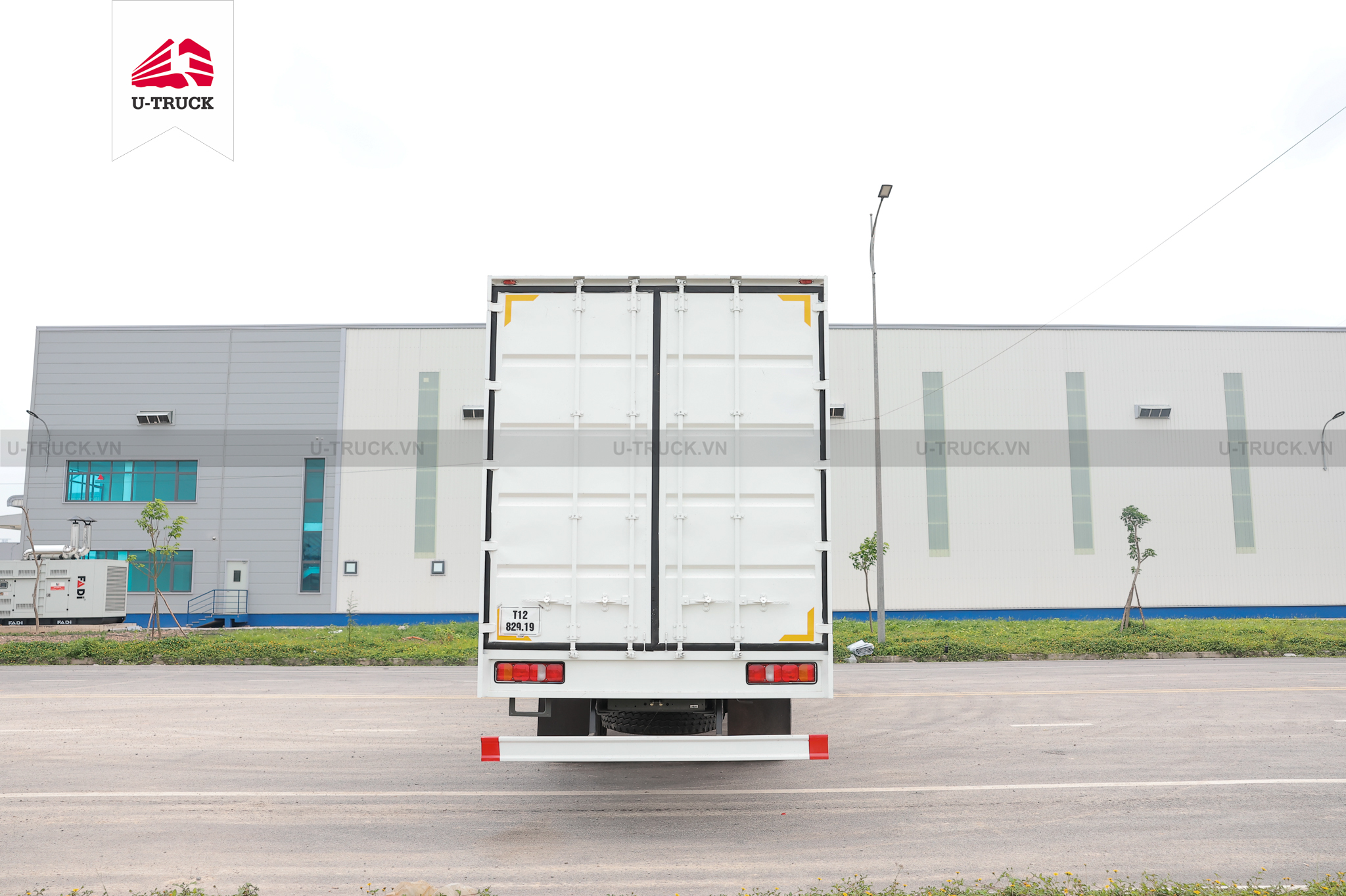 Howo NX 220 4×2 Cargo Truck – Container with 3 Side Doors 9M9