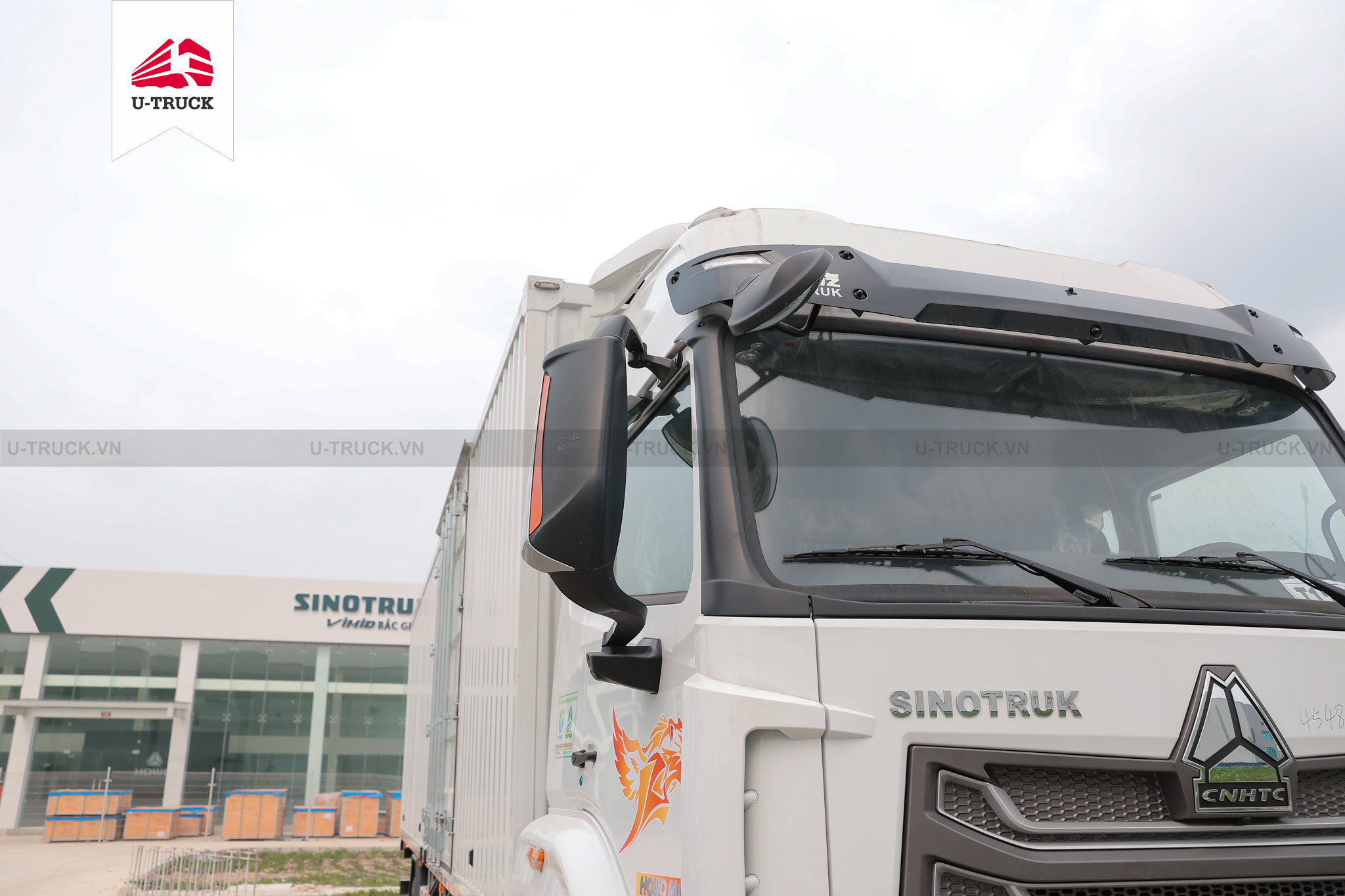 Howo NX 220 4×2 Cargo Truck – Container with 1 Side Door 9.9m (Imported)