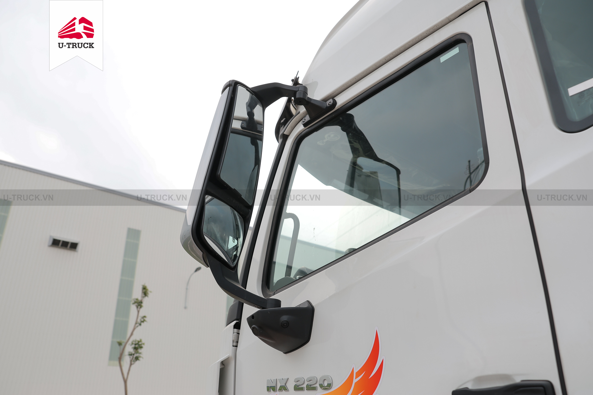 Howo NX 220 4×2 Cargo Truck – Container with 1 Side Door 9.9m (Imported)