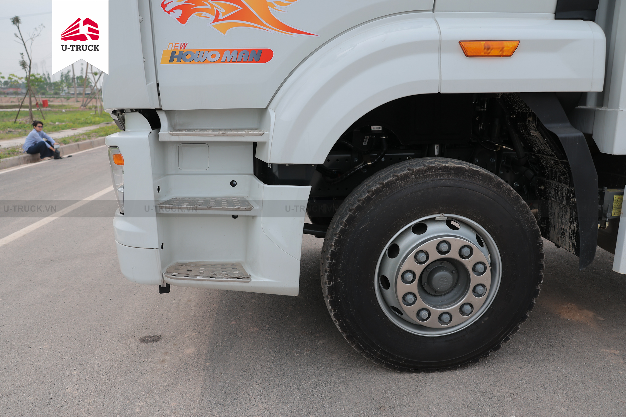 Howo NX 220 4×2 Cargo Truck – Container with 1 Side Door 9.9m (Imported)