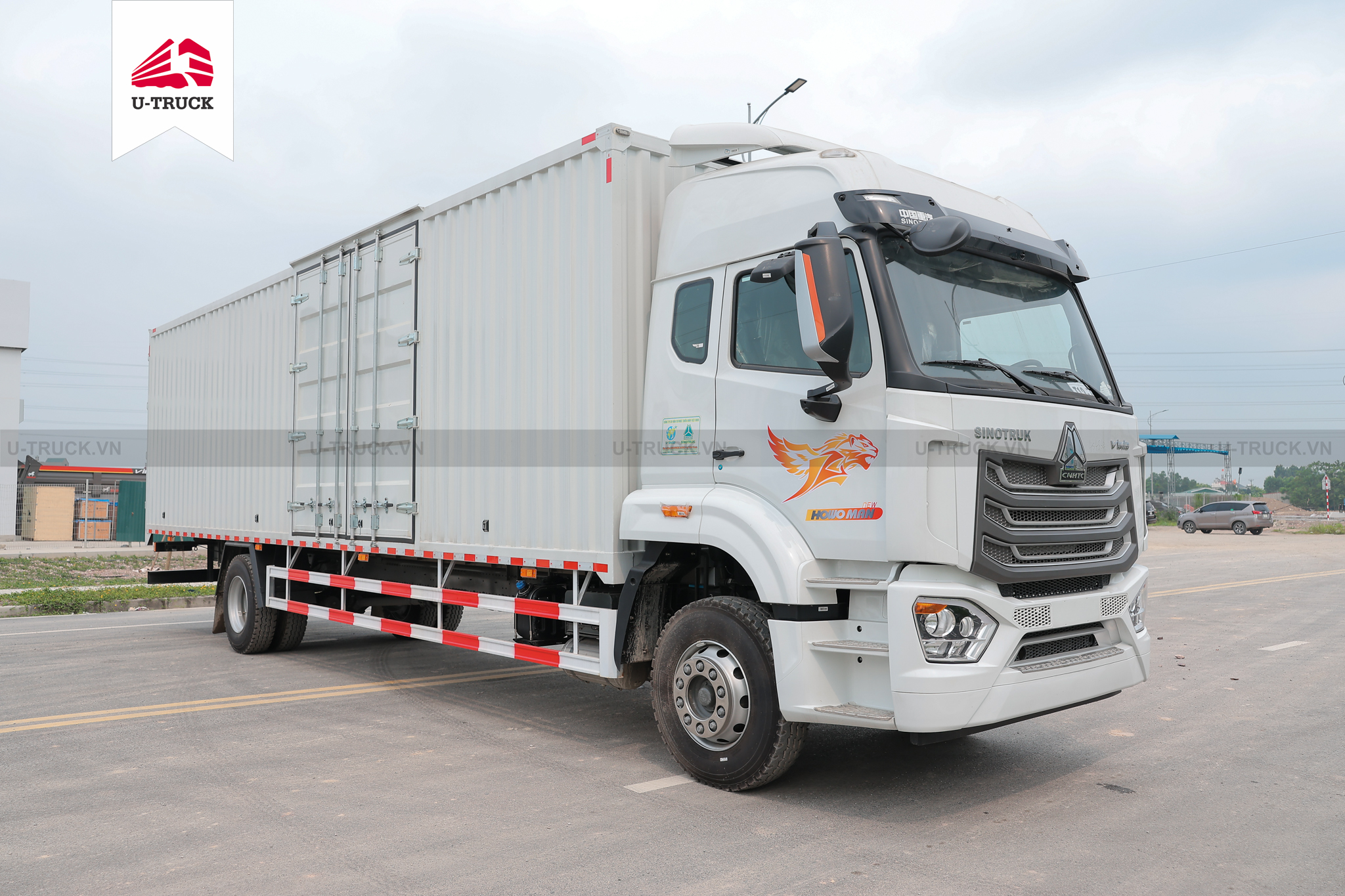Howo NX 220 4×2 Cargo Truck – Container with 1 Side Door 9.9m (Imported)