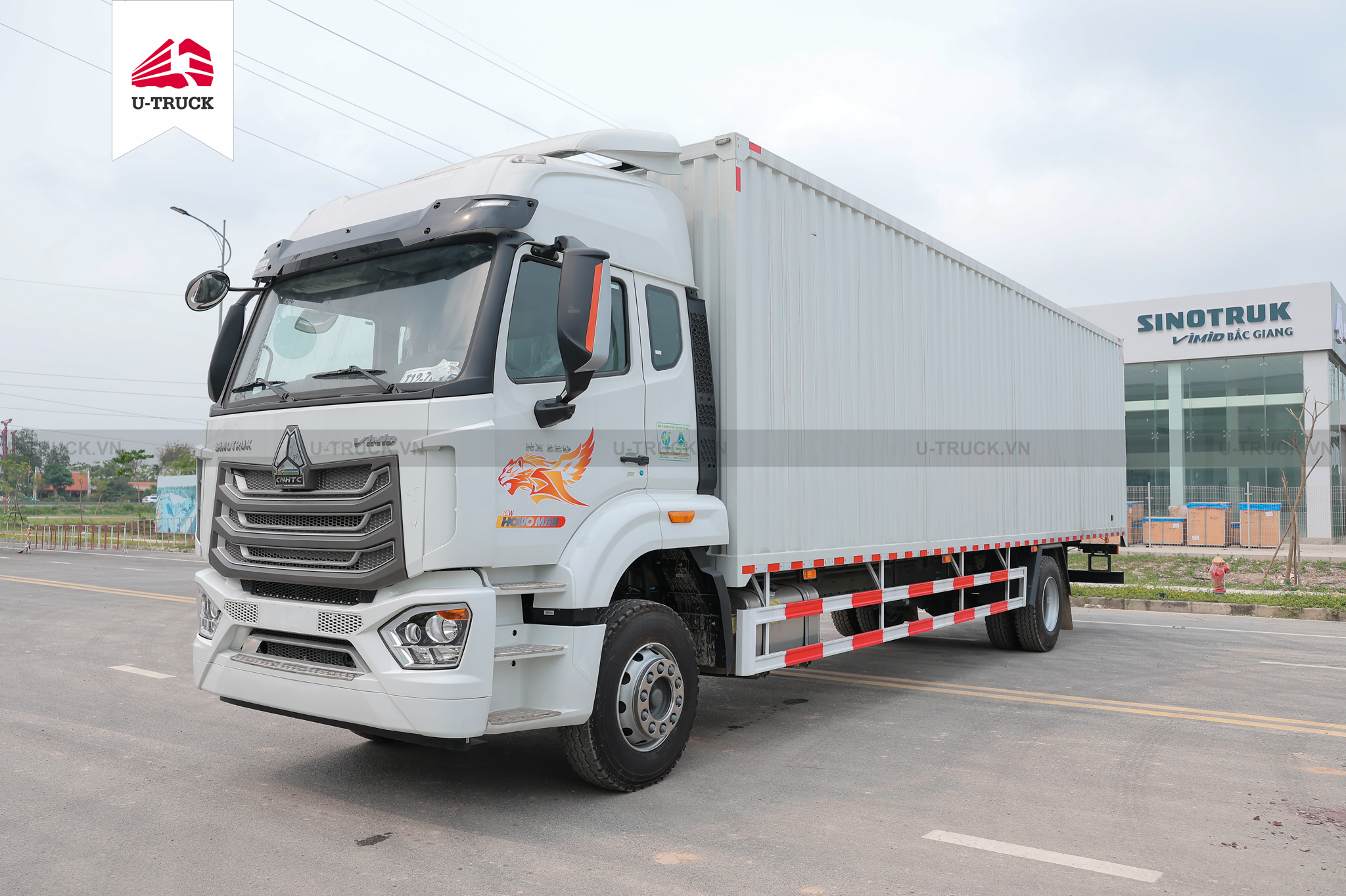 Howo NX 220 4×2 Cargo Truck – Container with 1 Side Door 9.9m (Imported)