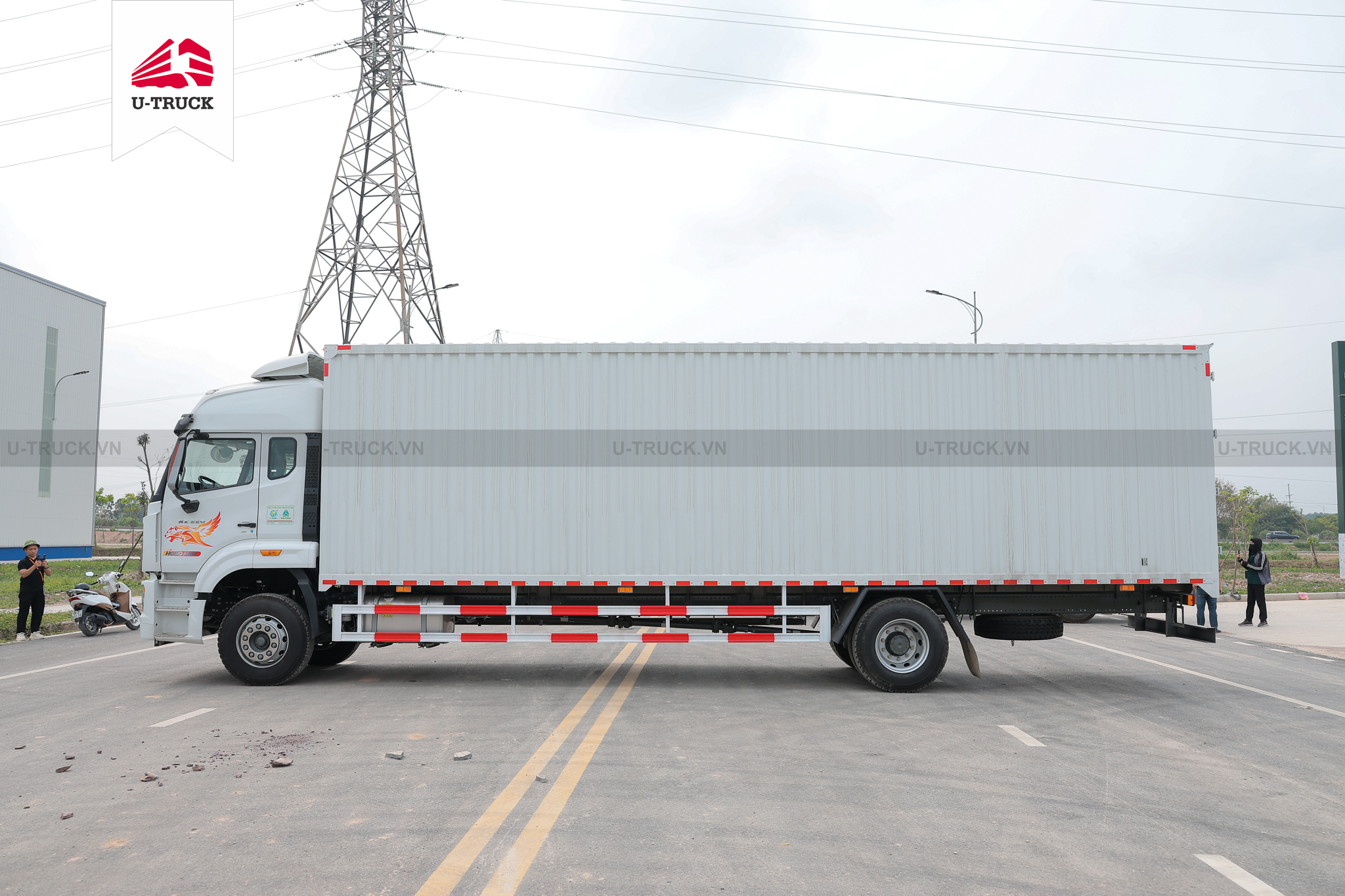 Howo NX 220 4×2 Cargo Truck – Container with 1 Side Door 9.9m (Imported)