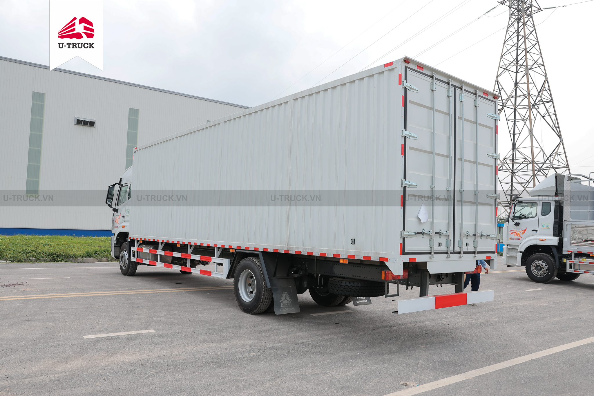 Howo NX 220 4×2 Cargo Truck – Container with 1 Side Door 9.9m (Imported)