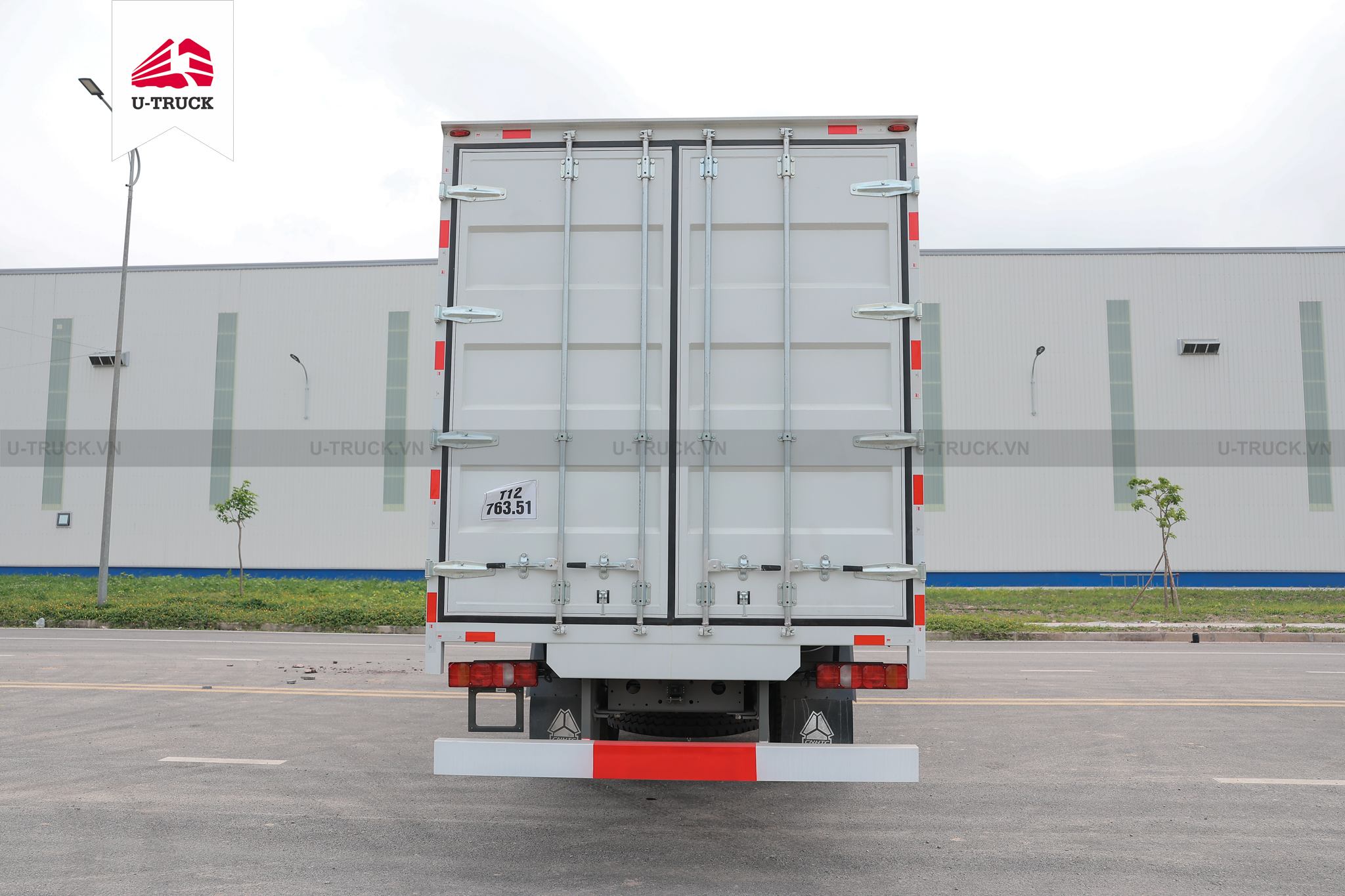 Howo NX 220 4×2 Cargo Truck – Container with 1 Side Door 9.9m (Imported)