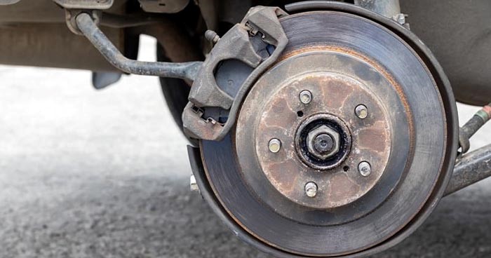 Xe tải bị bó phanh khi đang đi