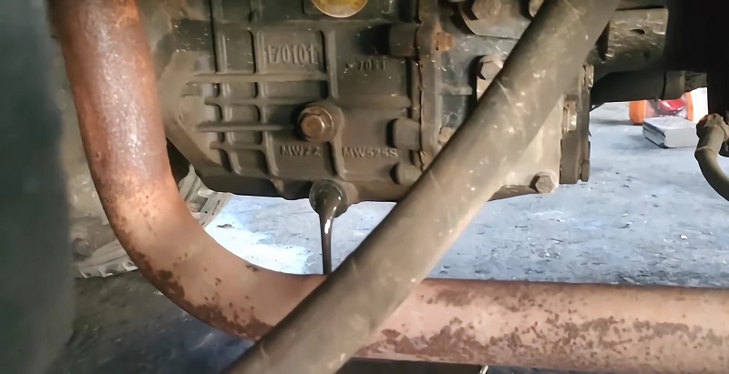 Xả hết dầu nhớt cũ từ hộp số