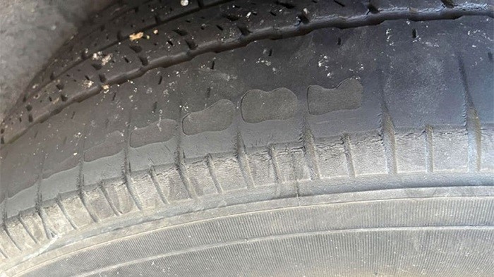 Lốp bị mòn gây ra sự cố về hệ thống treo