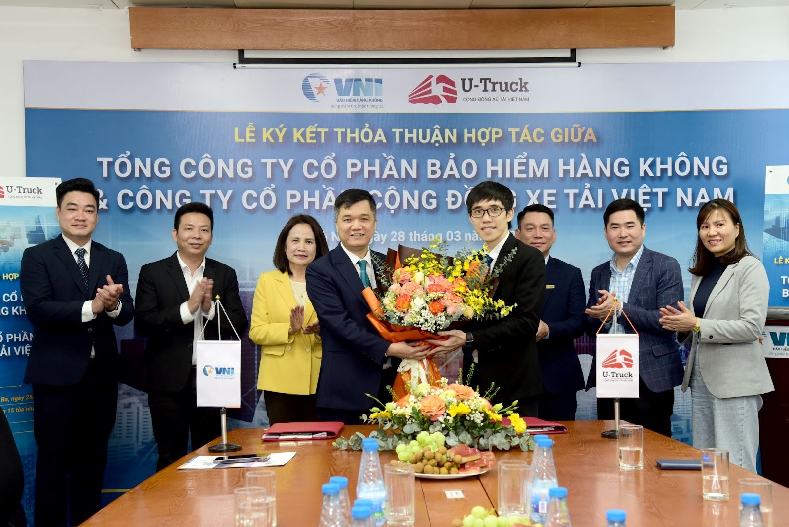 Lãnh đạo VNI & U-TRUCK trong buổi lễ ký kết