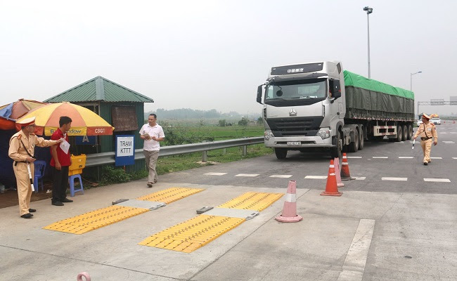 Xe chở quá tải bị tước phù hiệu từ 01 đến 03 tháng